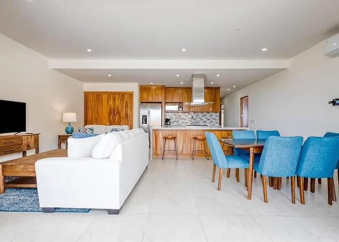 Immaculate With Stunning Views, Balcony, On-site Pool & Gym *