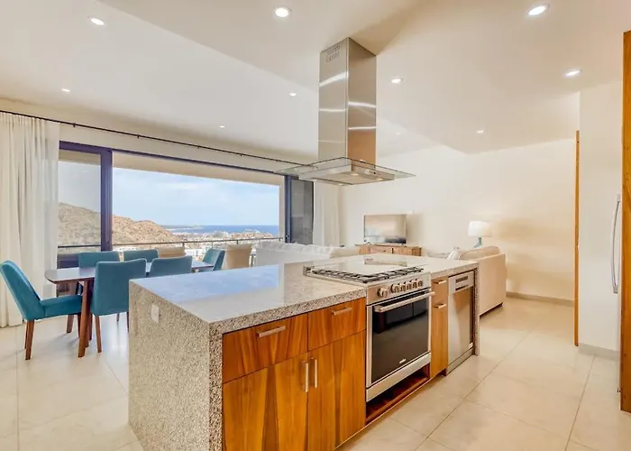 Ferienhaus Immaculate With Stunning Views, Balcony, On-site Pool & Gym Cabo San Lucas
