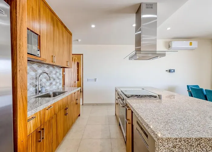 Immaculate With Stunning Views, Balcony, On-site Pool & Gym Ferienhaus