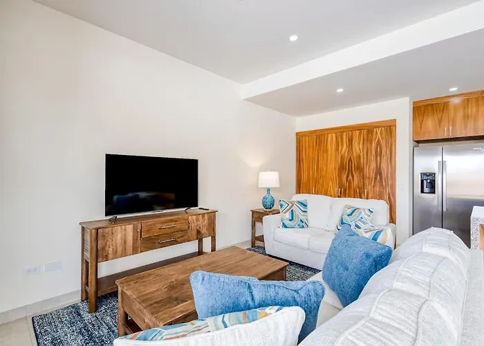 Ferienhaus Immaculate With Stunning Views, Balcony, On-site Pool & Gym