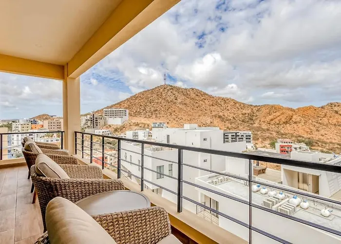 Immaculate With Stunning Views, Balcony, On-site Pool & Gym Cabo San Lucas