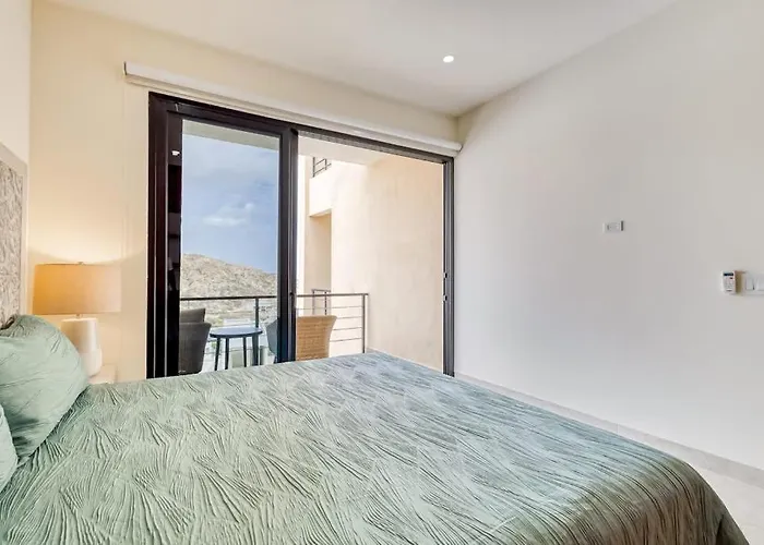 Immaculate With Stunning Views, Balcony, On-site Pool & Gym * Cabo San Lucas