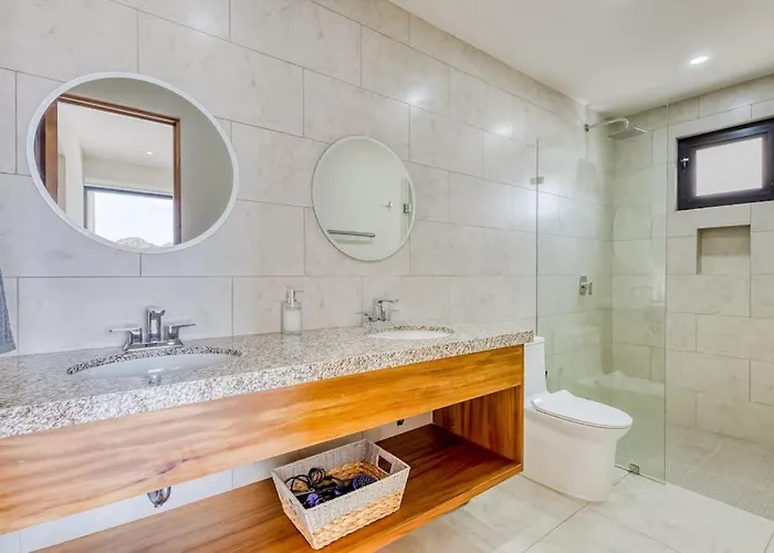 Ferienhaus Immaculate With Stunning Views, Balcony, On-site Pool & Gym Cabo San Lucas