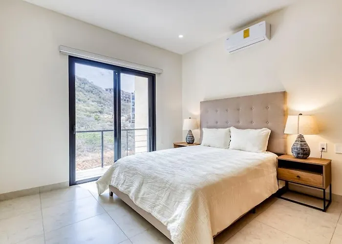 Immaculate With Stunning Views, Balcony, On-site Pool & Gym Ferienhaus Cabo San Lucas