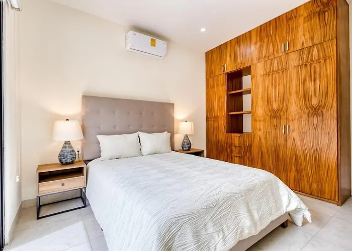 Immaculate With Stunning Views, Balcony, On-site Pool & Gym Ferienhaus