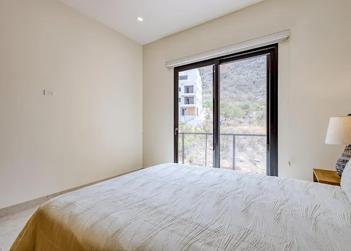 Immaculate With Stunning Views, Balcony, On-site Pool & Gym Cabo San Lucas