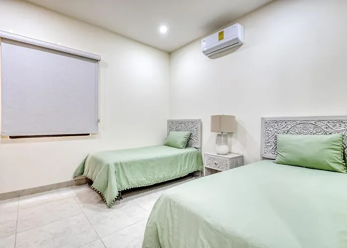 Immaculate With Stunning Views, Balcony, On-site Pool & Gym *