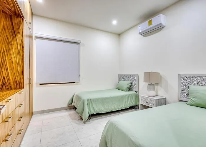 Immaculate With Stunning Views, Balcony, On-site Pool & Gym *