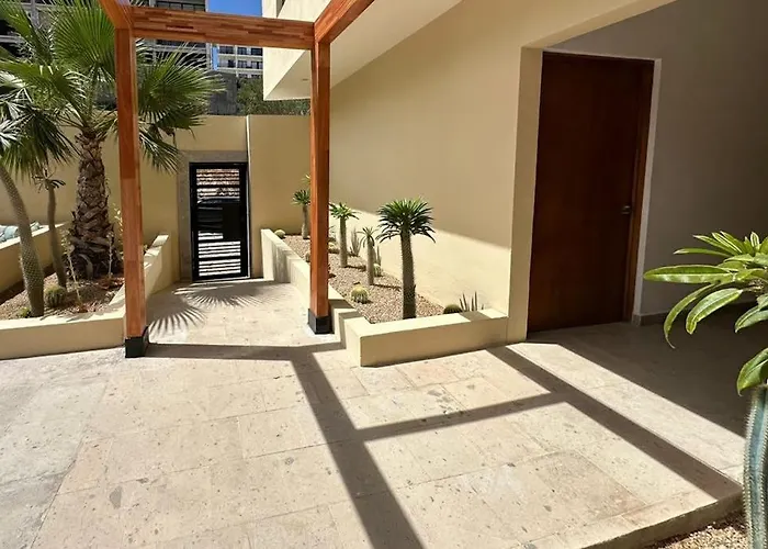 Ferienhaus Immaculate With Stunning Views, Balcony, On-site Pool & Gym *
