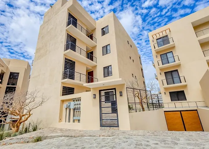 Immaculate With Stunning Views, Balcony, On-site Pool & Gym Ferienhaus Cabo San Lucas